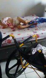 Marido abandona paraplégica em condições desumanas
