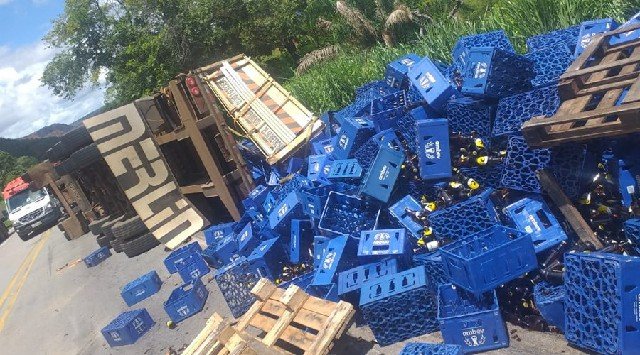 Carreta que transportava cerveja tomba em rodovia