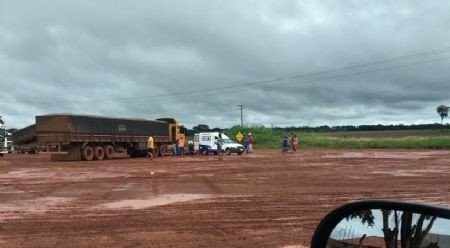 Caminhoneiro leva descarga elétrica após cabine encostar em rede de alta tensão