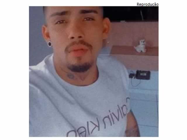 Jovem de 24 anos morre baleado nas costas em cima de moto; atirador fugiu