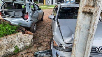 Motorista perde controle, invade calçada e atinge veículo em estacionamento