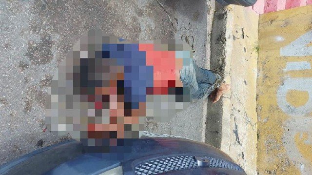 Imagem forte: Assaltante é espancado por moradores com taco de beisebol e fica cuspindo sangue no meio da rua