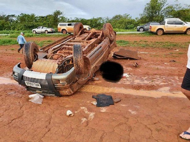 Motorista de ambulância morre em capotamento após ficar embaixo de camionete