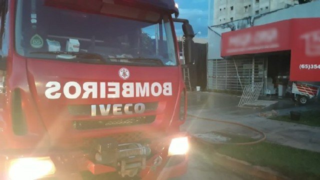 Curto circuito queima ar condicionado e provoca princípio de incêndio em comércio