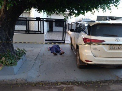 Homem é executado a tiros em frente residência