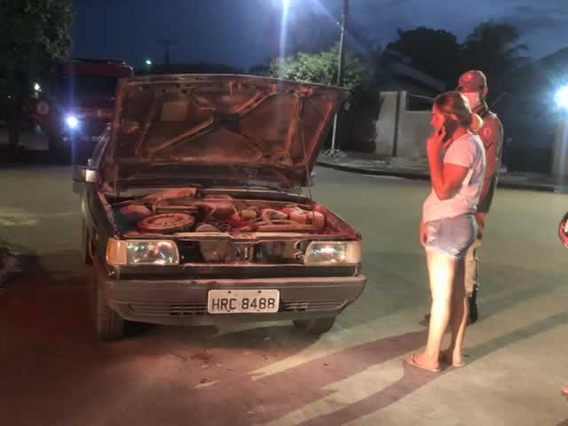 Carro de mulher em Colíder pega fogo após sofrer curto na parte elétrica.(Vídeo)
