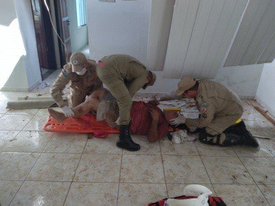 Bombeiros socorrem vítima que caiu de telhado
