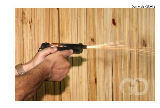 Atirador usa escada, sobe em muro em tenta matar homem