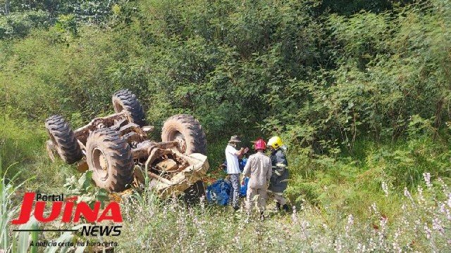 Pá carregadeira tomba na rodovia e mata trabalhador