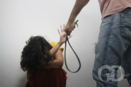 Homem é preso ao tentar enforcar esposa com cinto