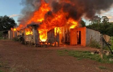 Nora tenta matar sogros e bota fogo na casa deles