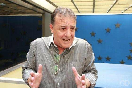 Deputado crítico à vacina foi infectado com variante da covid mais agressiva e contagiosa