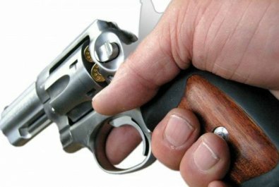 Motorista se irrita com buzina e tenta matar 2 rapazes