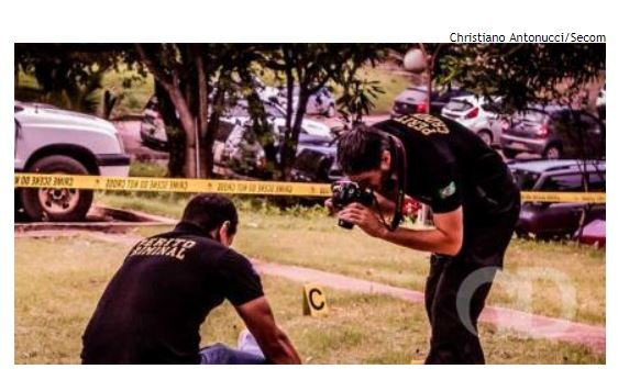 Jovem morre com tiro acidental disparado pela arma que seu pai carregava