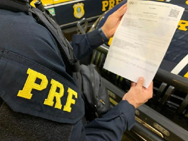 PRF vai atender acidente e prende foragido da Justiça