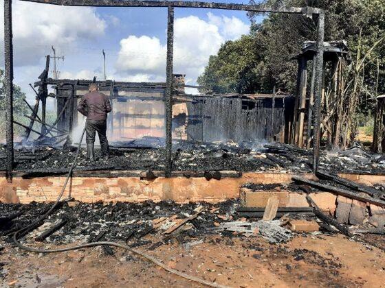 Casas pegam fogo com crianças dentro