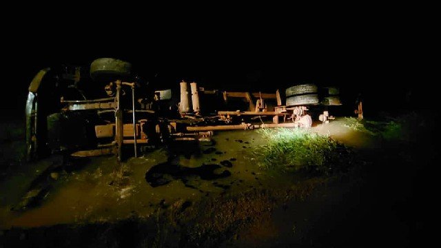 Caminhão carregado com 7 mil litros de leite tomba em estrada vicinal