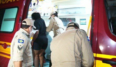 Mulher é agredida pelo marido com uma garrafada