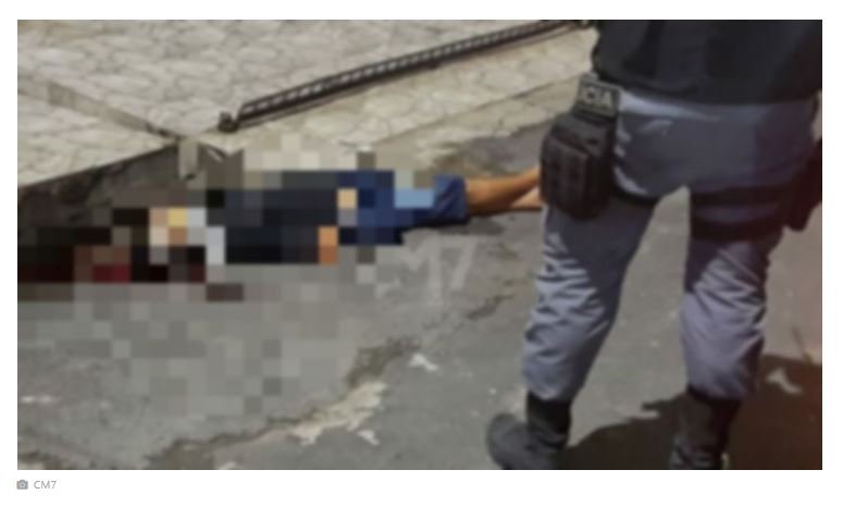 Homem é brutalmente assassinado com tiros na cabeça; imagens fortíssimas
