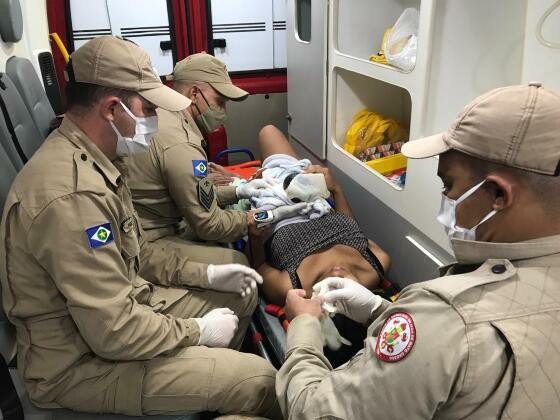 Com ajuda de bombeiros, mulher dá à luz dentro do carro