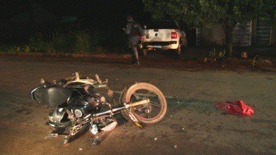 Entregador de delivery bate atrás de veiculo e fica ferido