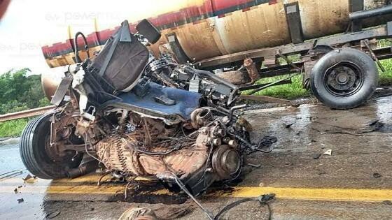 Batida entre carretas deixa um morto em rodovia