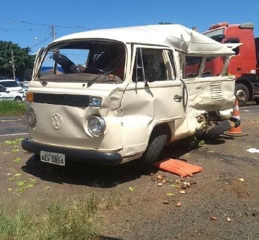Cinco pessoas ficam feridas em acidente entre Kombi e Celta na BR-163