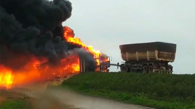 Caminhão tanque se envolve em acidente na BR 163, derrama combustível e pega fogo