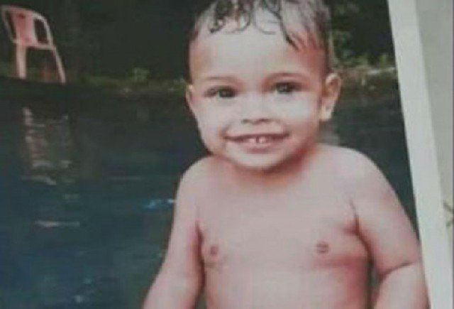 Ao manobrar caminhonete, homem atropela criança de 1 ano que não resistiu aos ferimentos