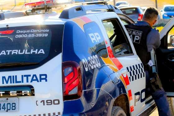 Homem é espancado com pauladas na cabeça em discussão com "colega"