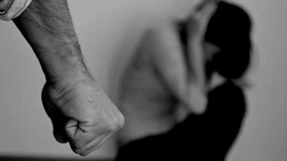 Marido agride mulher com tapas e socos durante crise de ciúmes