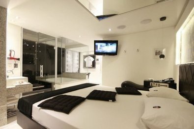 Jovem é excluído de suruba; agride mulher e quebra motel