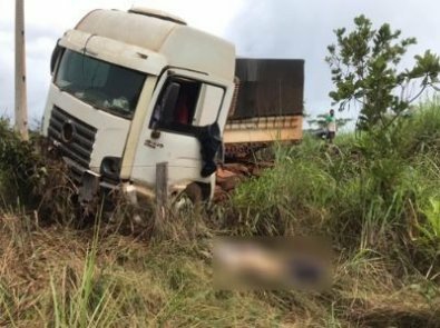 Caminhoneiro é arremessado e morre em acidente