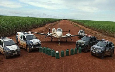 Traficantes abandonam avião em pista de pouso e escondem 450 kg de droga em canavial