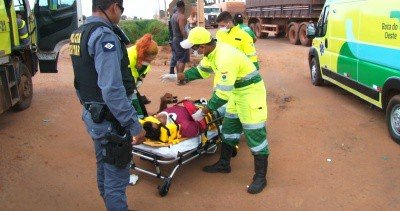 Motociclista não respeita preferencial e atinge carreta