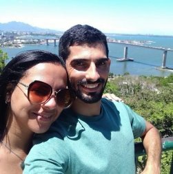 Mulher é esfaqueada 8 vezes, salta de carro para se salvar de ataque e morre em hospital
