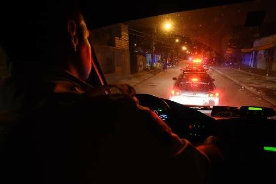 Homem surta durante festa e tenta matar mulher com golpe de enxada na cabeça