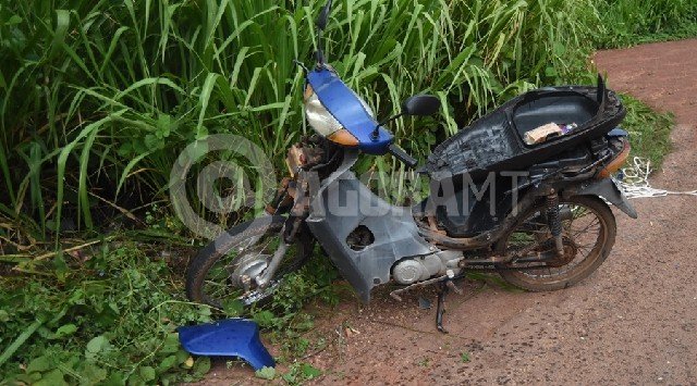 Carretinha se solta de carro e atinge motociclista em cheio