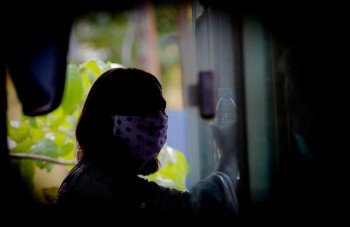 Mulher é denunciada por ir trabalhar com covid-19