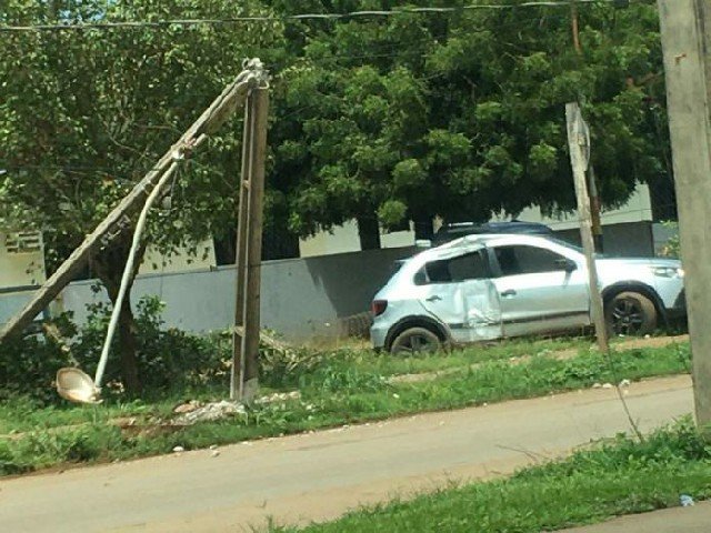 Carro bate em poste e deixa três pessoas feridas