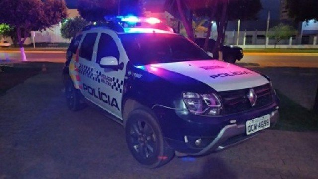 Mulher é esfaqueada várias vezes enquanto dormia e suspeito foge sem ser identificado