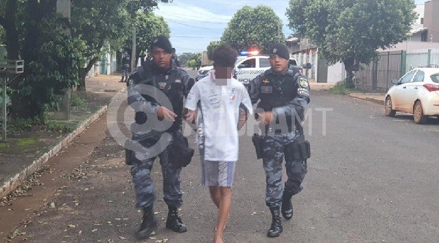 Ao tentar fugir da PM, suspeito de roubo quebra telhado de casa, cai e é preso