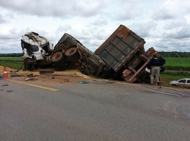 Motorista morre em acidente entre duas carretas na BR-163 em MT