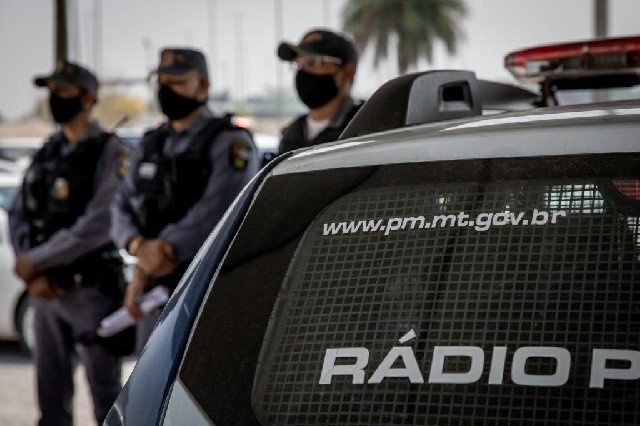Mulher é presa por ameaçar vizinho com uma foice