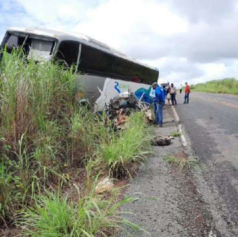 Três morrem em acidente entre carro e ônibus em rodovia de MT