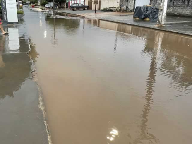 Moradores da Rua Castro Alves de Colíder reclamam de alagamento da rua. (Vídeo)