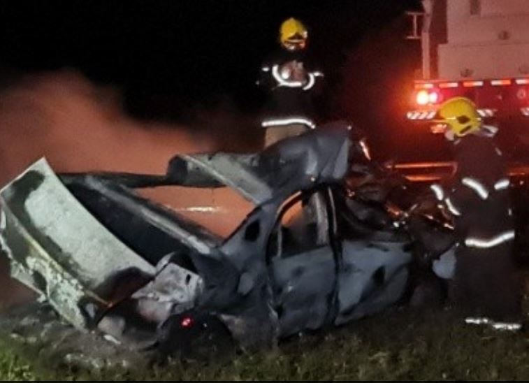 Motorista morre carbonizado em acidente envolvendo três veículos