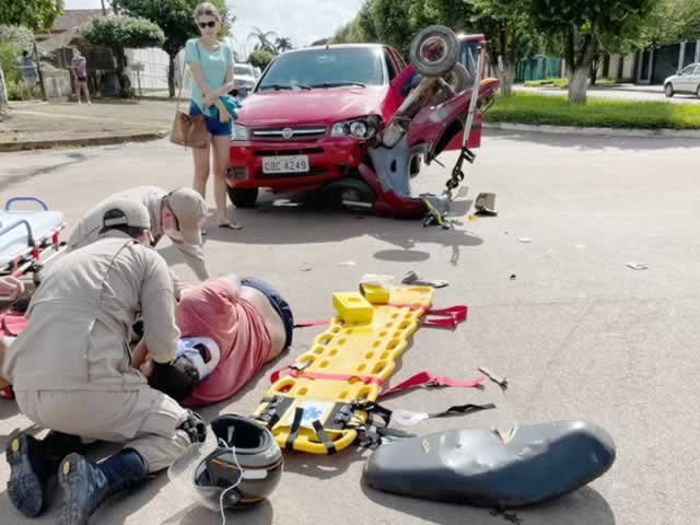 Em Colíder motociclista cadeirante fica ferido após provocar acidente. (Vídeo)