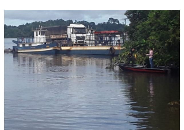 Carreta da ré em balsa e vagão carregado de arroz cai no Rio Teles Pires