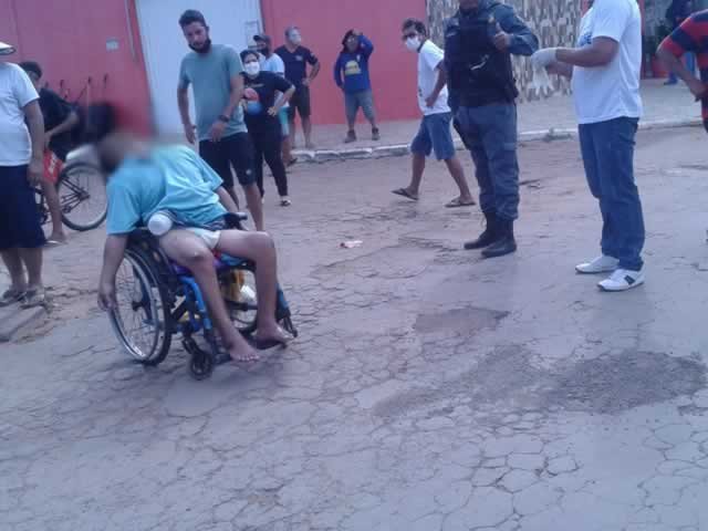 Cadeirante atira contra PMs, mas sofre infarto e morre em MT; veja vídeos e fotos